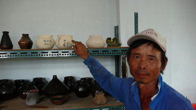 當地文化達人阿祿仔將邱正雄副院長與陳武雄主委簽名陶罐做紀念。